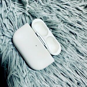 Apple AirPods Pro 2nd Gen - MagSafe Lightning Charging Case A2700 - Very Good